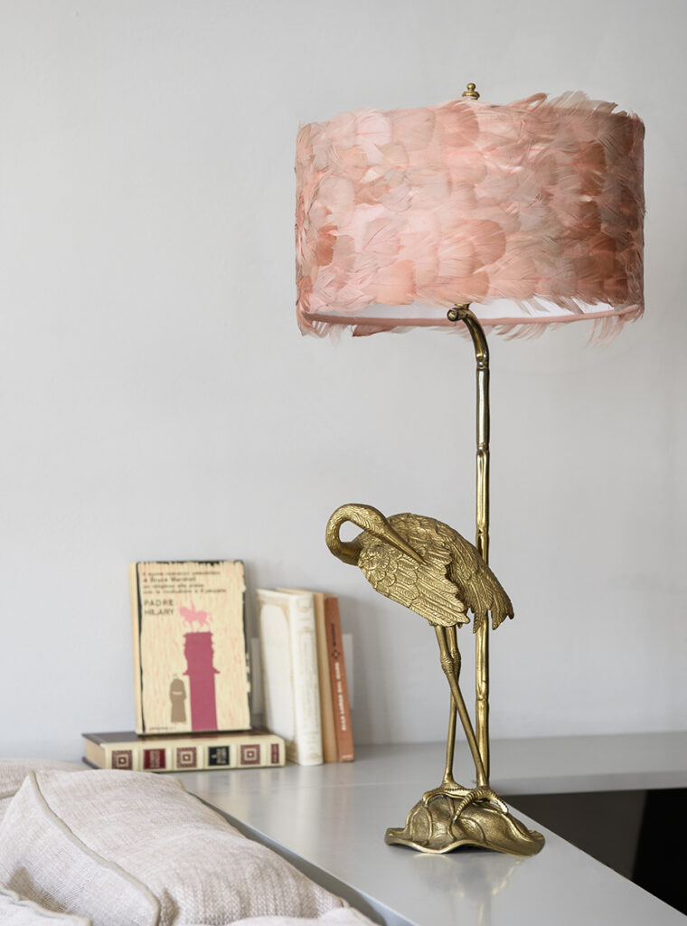 Lampada da tavolo in ottone Fauna con vere piume in colore rosa antico