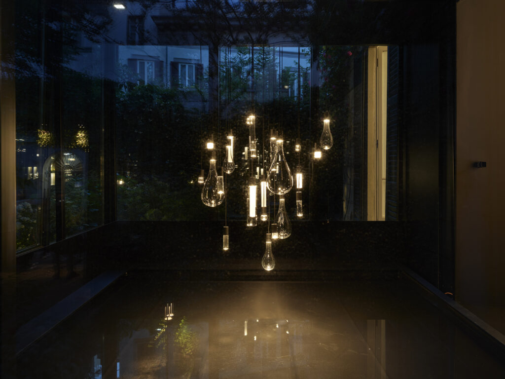 QU presents DRESS ME GLASS, a luminous evolution between technique and decoration