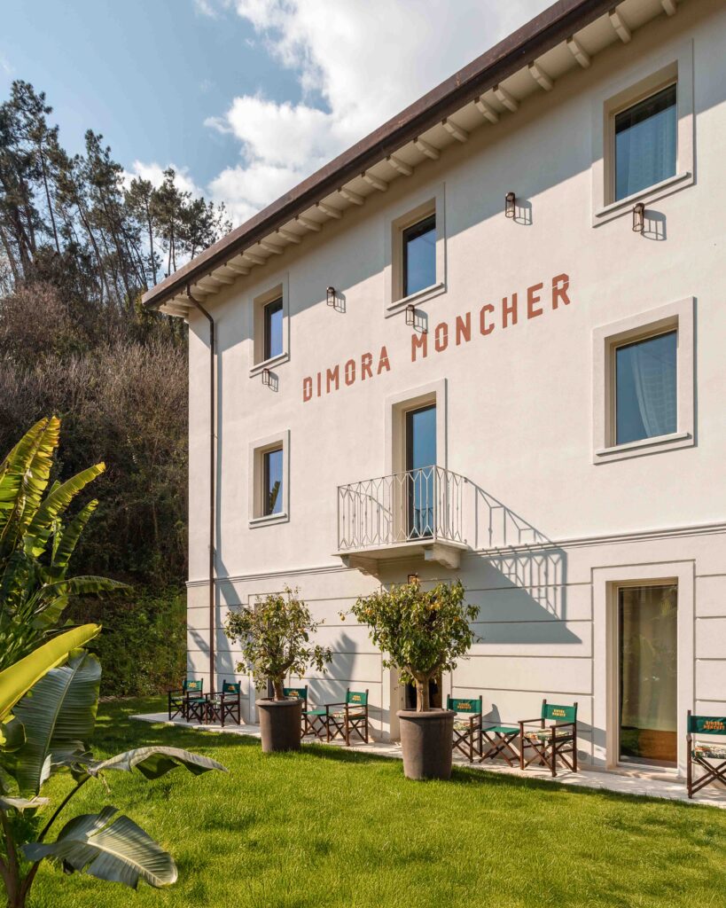 Facciata di Dimora Moncher con giardino e limoni in vaso, Montignoso in Versilia
