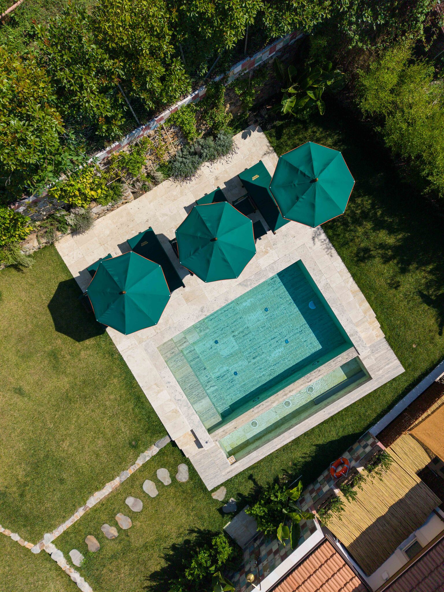 Vista aerea della piscina di Dimora Moncher con ombrelloni