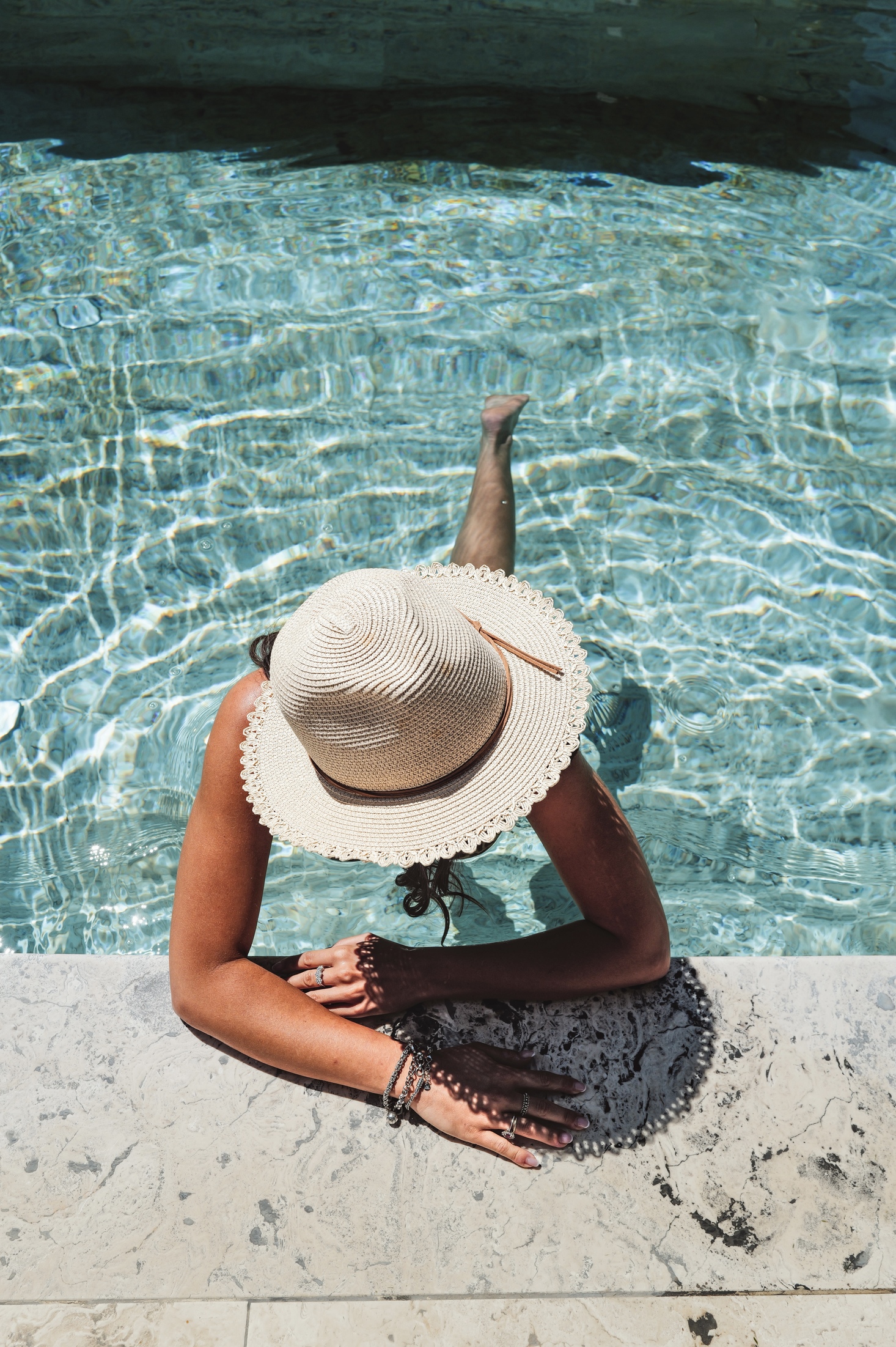 Ospite in piscina a Dimora Moncher, vista dall'alto