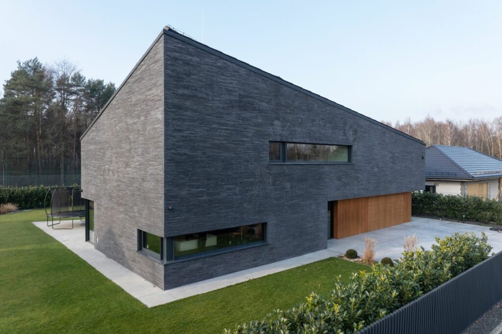 Facciata scura della villa a Tychy-Paprocany progettata da GIGA Architekci