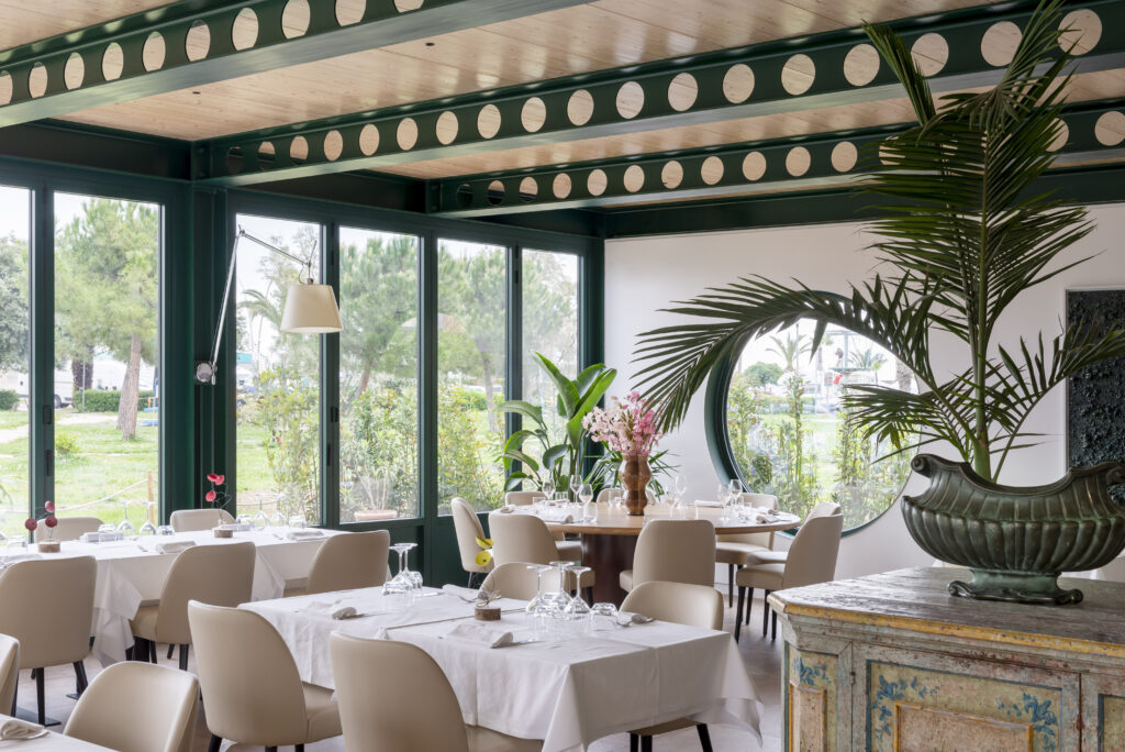 Sala di Taverna41 con tavolo rotondo e oblò circolare