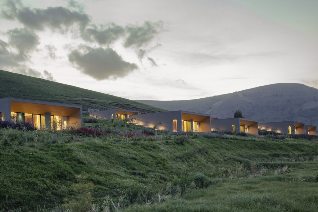 Qu illumina Haroo Dendi Lodge: la luce incontra il paesaggio etiope
