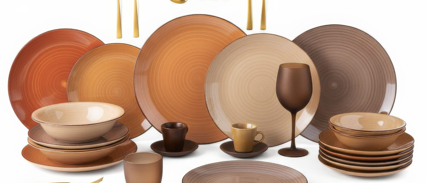Collezione Autunno 2026 Villa d'Este Home Tivoli, piatti, bicchieri e accessori nelle sfumature Chocolate e Mocha Mousse