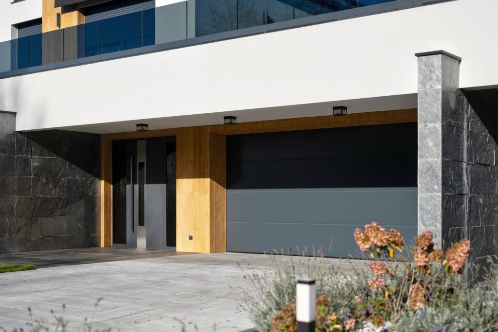 Come progettare il garage WIŚNIOWSKI, facciata casa moderna con portone coordinato